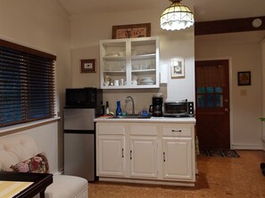 Kühlschrank, Mikrowelle, Wasserkocher mit Kaffee-/Teezubehör, Toaster