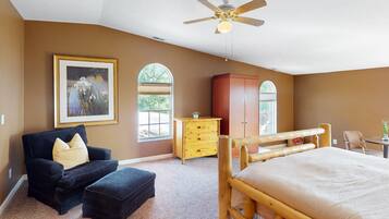 8 bedrooms, desk, internet, bed sheets