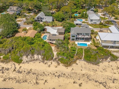 8 Stewart Lane - 5 Bedrooms with pool!