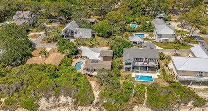 8 Stewart Lane - 5 Bedrooms with pool!