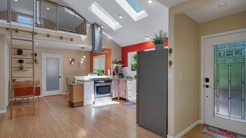 Een microgolfoven, een oven, een kookplaat