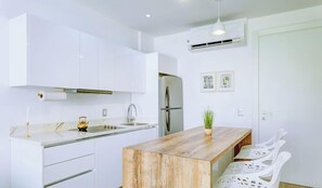 Kühlschrank, Mikrowelle, Herdplatte, Wasserkocher mit Kaffee-/Teezubehör