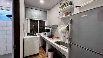 Rumah | Dapur kecil pribadi | Lemari es, microwave, oven, dan kompor