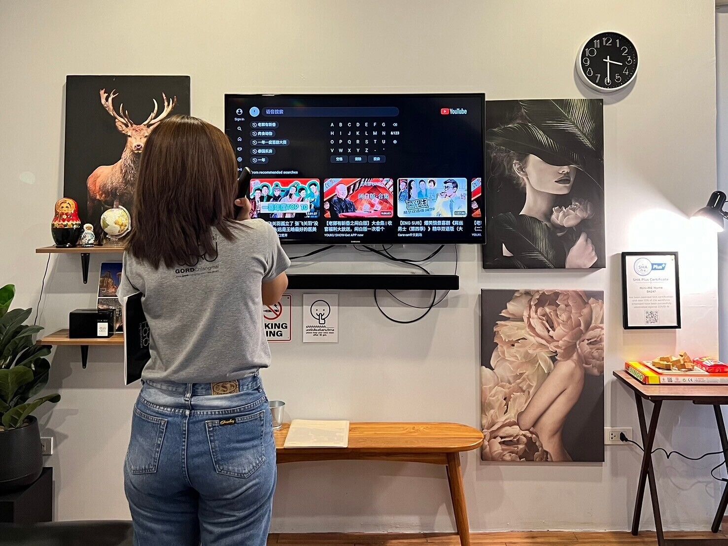 Hus | Oppholdsområde | En 50-tommers smart-TV med kabel-kanaler