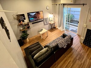 Talo | Oleskelualue | 50–tuumainen äly-TV, jossa kaapelikanavat