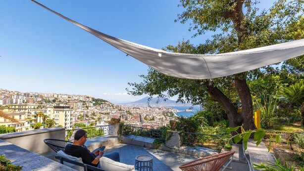 A rooftop terrace with a view of a cityscape and the sea. - Quite Shelter in Naples (Naples)