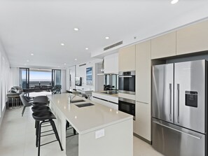 Refrigerador, microondas, horno y parrilla de estufa 