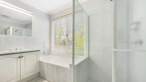 Baignoire, sèche-cheveux, serviettes fournies, shampoing