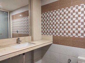 Deluxe Room | Bathroom