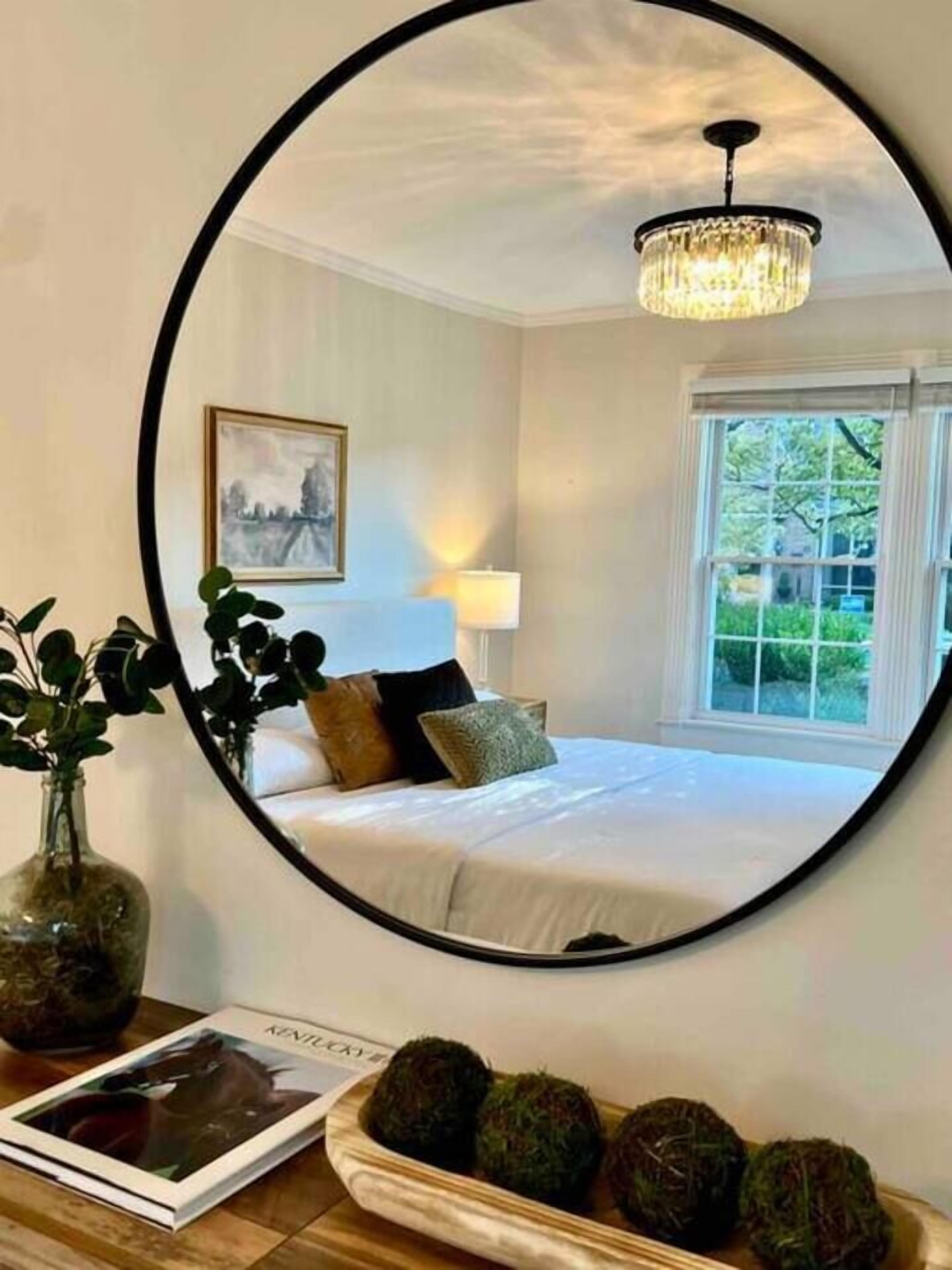 3 habitaciones, escritorio y tabla de planchar con plancha 