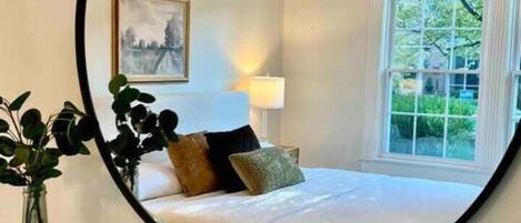 3 habitaciones, escritorio y tabla de planchar con plancha