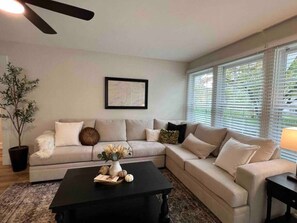 Téléviseur connecté, foyer, livres, sélection de musique