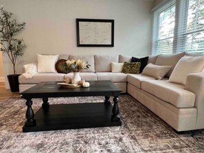 Téléviseur connecté, foyer, livres, sélection de musique