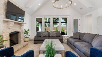 Una televisión, una chimenea