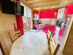 Een koelkast, een microgolfoven, een oven, een vaatwasser