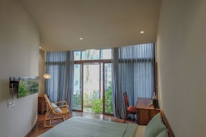 Panoramic Double Room, City View | Hypo-allergenic bedding, individually furnished, laptop workspace - Nha Binh Homestay (Da Nang)