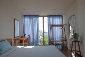 Habitación triple familiar | Ropa de cama hipoalergénica y muebles diferentes 