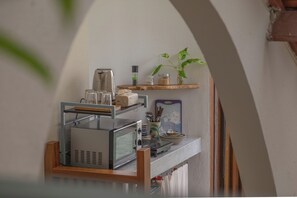 Frigobar, parrilla de estufa y toallas de papel 