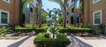 2 Bedrooms ✦ Ground Floor Unit ✦ Pool ✦ Wi-Fi ✦ Gym ✦ Pack 'n Play