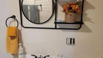 Haartrockner, Handtücher, Seife, Shampoo