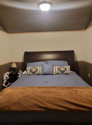 1 bedroom, bed sheets