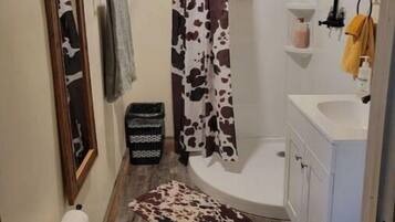 Haartrockner, Handtücher, Seife, Shampoo