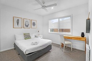 4 bedrooms, iron/ironing board, WiFi, bed sheets - Unity Retreat I Gateway to Surf Coast (Armstrong Creek)