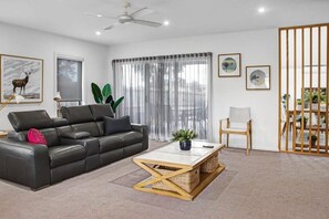 TV, fireplace - Unity Retreat I Gateway to Surf Coast (Armstrong Creek)