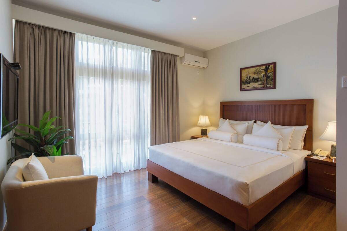 Deluxe Double Room | In-room safe, desk, laptop workspace, blackout drapes