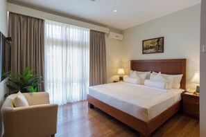 Caja de seguridad en la habitación y escritorio 