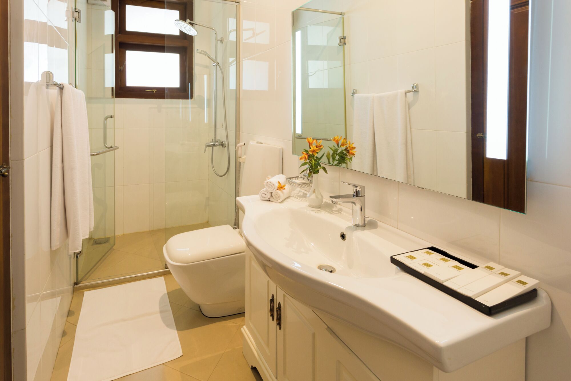 Deluxe Double Room | Bathroom | Slippers, towels