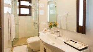 Deluxe Double Room | Bathroom | Slippers, towels - Serene Villa 38 (Kandy)