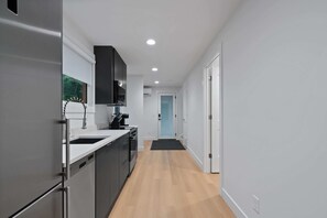 Kühlschrank, Mikrowelle, Ofen, Herdplatte