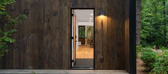 Modern 2BR Cabin near Highlands · Fire Pit & Forest Setting