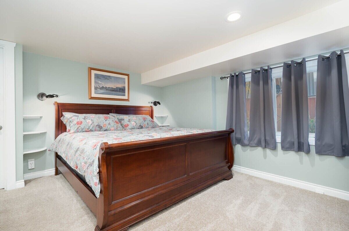 5 bedrooms, iron/ironing board, internet, bed sheets