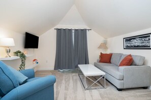 TV, fireplace - Wallingford Oasis, comfortable home near everything (Seattle)