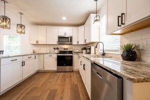 Fridge, microwave, oven, stovetop - The Creekside Cottage, Mins from Downtown (Indianapolis)