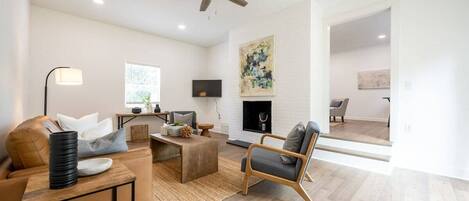 テレビ、暖炉、書斎 / ワークスペース