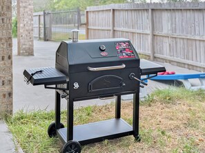 Property grounds - Modern 3 Bedroom with Tons of Games, Pool Table, Ping Pong, 85" TV, BBQ, & More (Houston)
