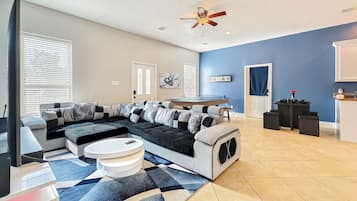 Smart TV, chimenea, futbolito y tenis de mesa