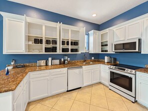 Fridge, microwave, oven, stovetop - Modern 3 Bedroom with Tons of Games, Pool Table, Ping Pong, 85" TV, BBQ, & More (Houston)