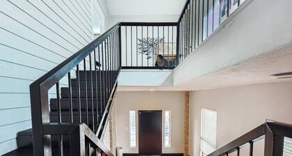 Modern 3 Bedroom with Tons of Games, Pool Table, Ping Pong, 85" TV, BBQ, & More