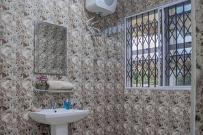 Shower, rainfall showerhead, towels - The Moments Guest House (Kwabenya)