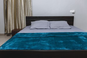 Standardzimmer | Betten mit Memory-Foam-Matratzen, individuell eingerichtet, Schreibtisch