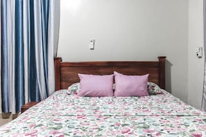 Business-Zimmer | Betten mit Memory-Foam-Matratzen, individuell eingerichtet, Schreibtisch