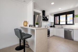 Kylskåp, mikrovågsugn, ugn och spishäll