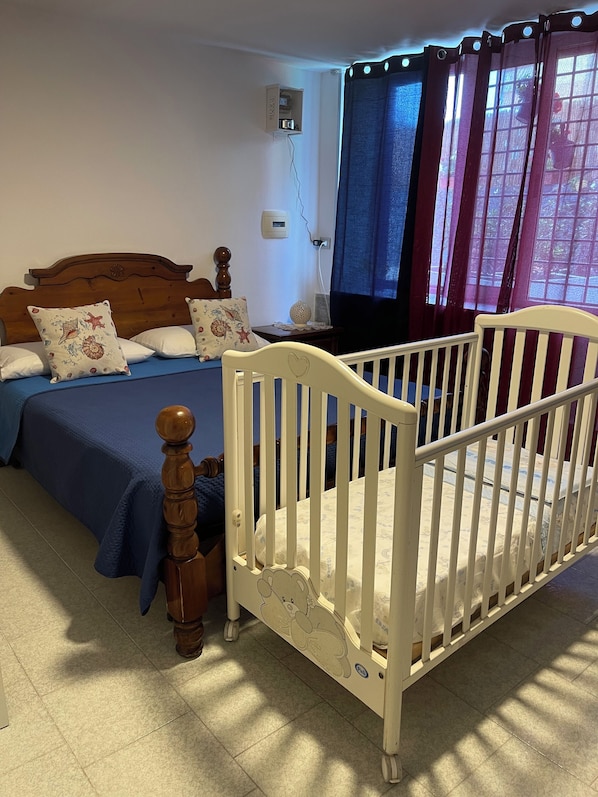 1 bedroom, travel cot, free WiFi, bed sheets