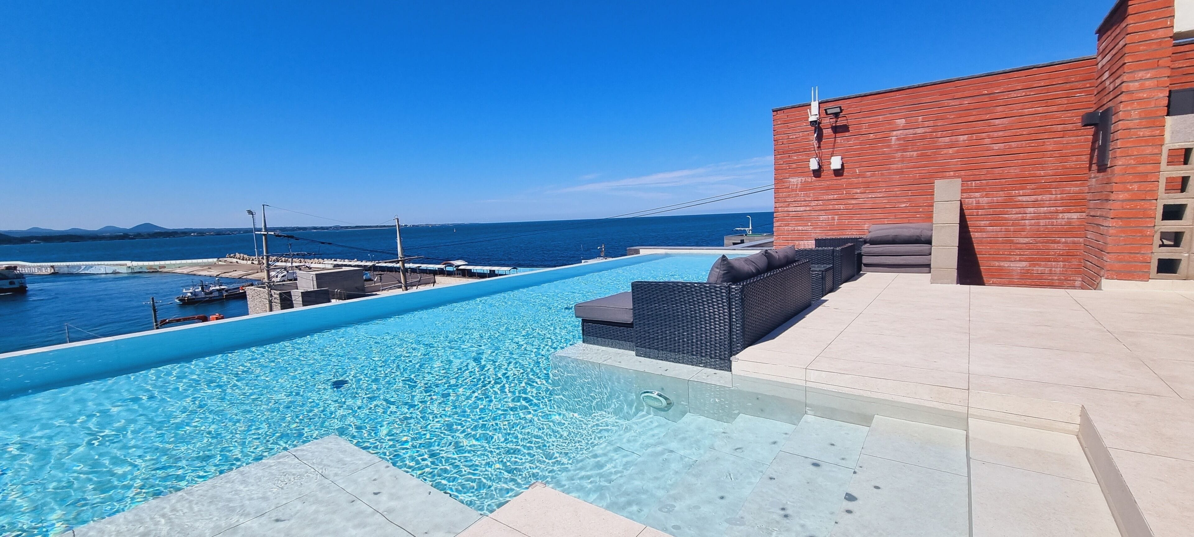 Una piscina al aire libre de temporada, sillones reclinables de piscina