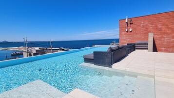 Una piscina al aire libre de temporada (de 12:00 a 22:00), tumbonas