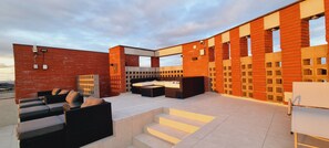 Una piscina al aire libre de temporada (de 12:00 a 22:00), tumbonas